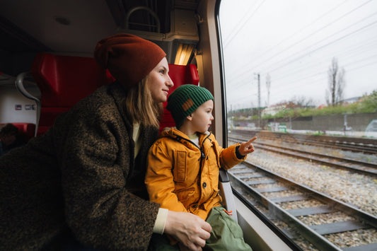 maman avec son petit garçon regardant par la fenêtre du train